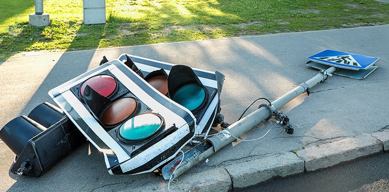 Fallen-Traffic-Light-That-Was-Broken-After-an-Intersection-in-Mobile